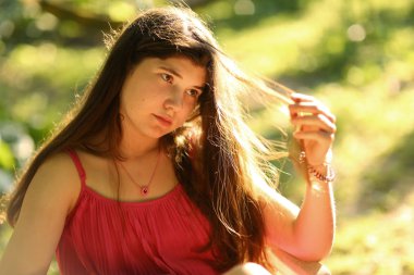 uzun kahverengi saçlı Genç kız fotoğrafı yakın