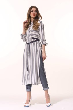 iş kadını yürütme rahat giysilerle poz