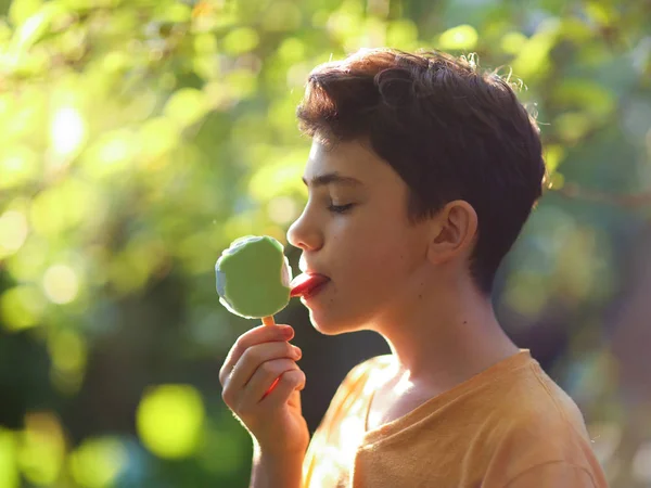 Beau Adolescent Garçon Avec Pistache Menthe Eskimo Crème Glacée Sur — Photo