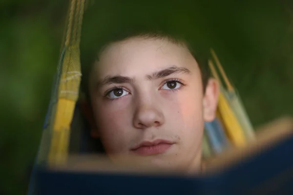 Teenager Junge liest in Hängematte — Stockfoto