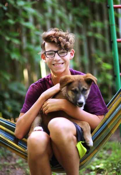 Tiener jongen knuffel pup Romanesc Carpatin dicht foto — Stockfoto