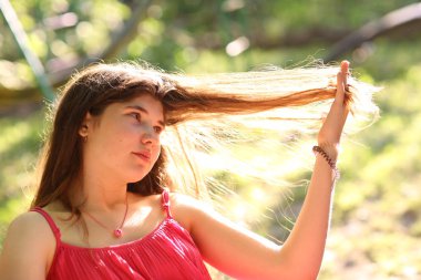 uzun kahverengi saçlı Genç kız fotoğrafı yakın