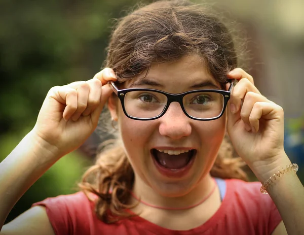 Adolescente miope chica con miopía usando nuevas gafas de corrección de la vista — Foto de Stock