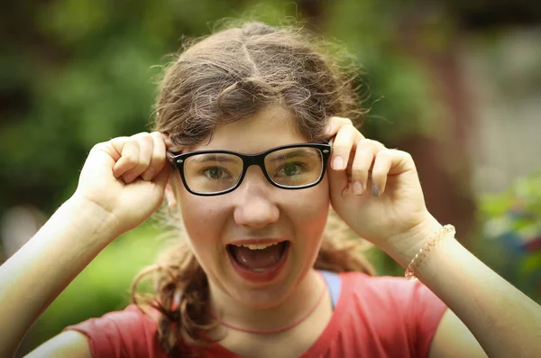 Adolescente miope chica con miopía usando nuevas gafas de corrección de la vista — Foto de Stock