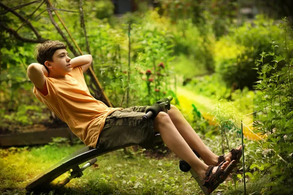 Adolescente chico hacer empujar hasta pilates ejercicios de abdomen en portátil entrenador —  Fotos de Stock
