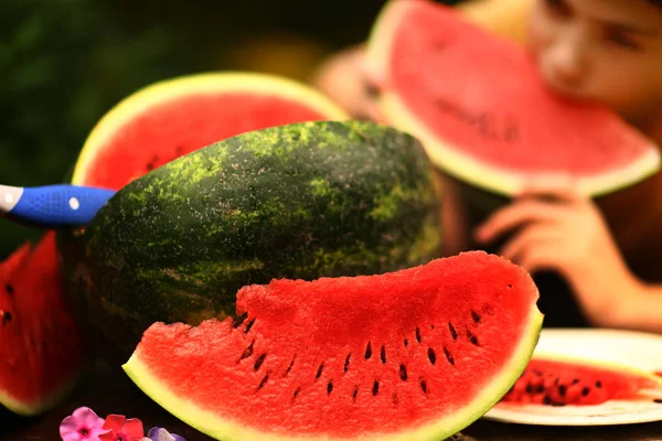 Wassermelonen-Stillleben mit Messer in Nahaufnahme Foto — Stockfoto