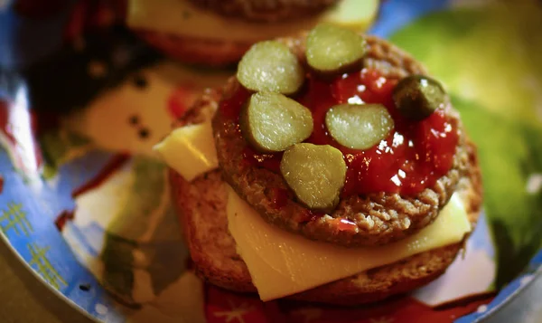 치즈 쇠고기 토마토와 거 대 한 햄버거 햄버거 — 스톡 사진