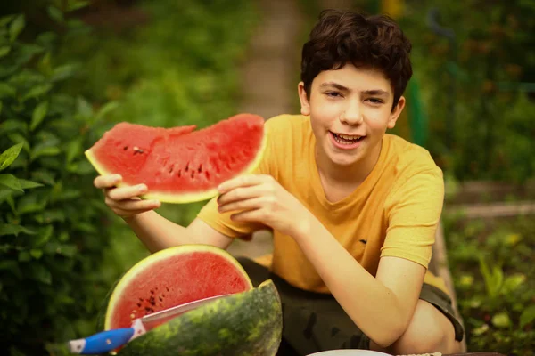 Tonåring Pojke Med Skuren Vattenmelon Närbild Foto Grön Trädgård Bakgrund — Stockfoto