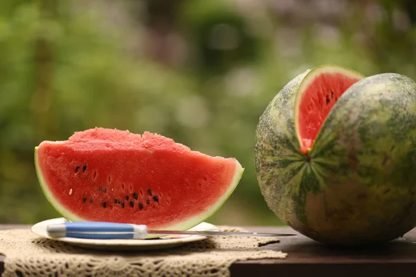 Érett Nagy Víz Melon Csendélet Vágni Késsel Zöld Kert Háttér — Stock Fotó