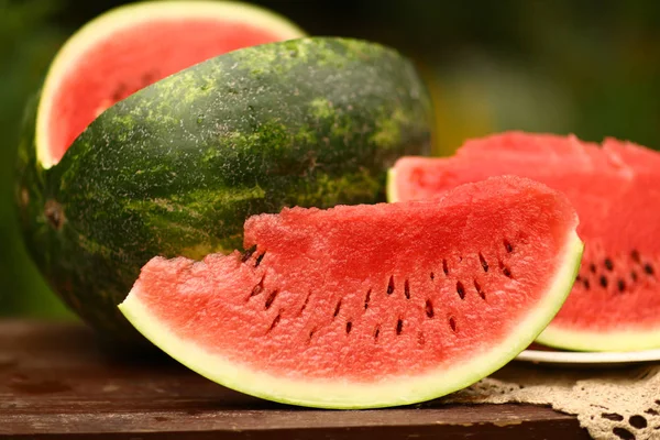 Érett Nagy Víz Melon Csendélet Vágni Késsel Zöld Kert Háttér — Stock Fotó