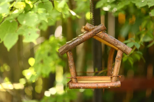 Pássaro Madeira Alimentador Criativo Como Uma Parte Elemento Design Jardim — Fotografia de Stock
