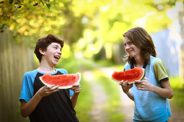 Adolescent Garçons Avec Coupe Melon Eau Gros Plan Photo Sur — Photo