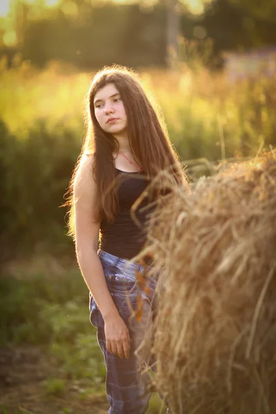 Adolescente agricultor menina com palheiro close up foto — Fotografia de Stock