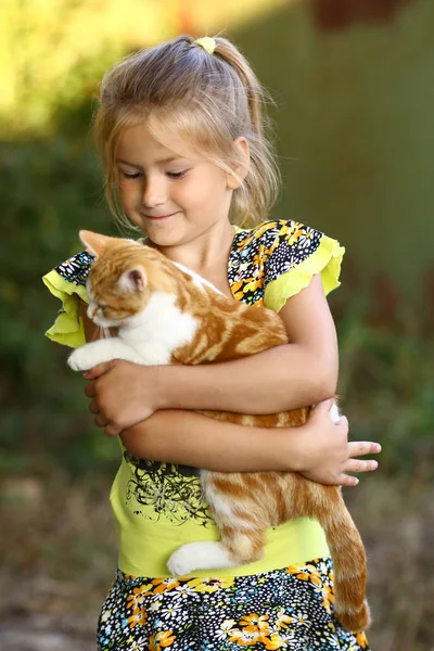 Verano Soleado Foto Niña Abrazo Gato Cerca Foto Verde Jardín — Foto de Stock