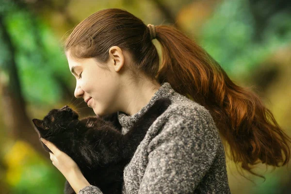 Zomer Zonnige Foto Van Tiener Meisje Knuffel Knuffel Kat Sluiten — Stockfoto