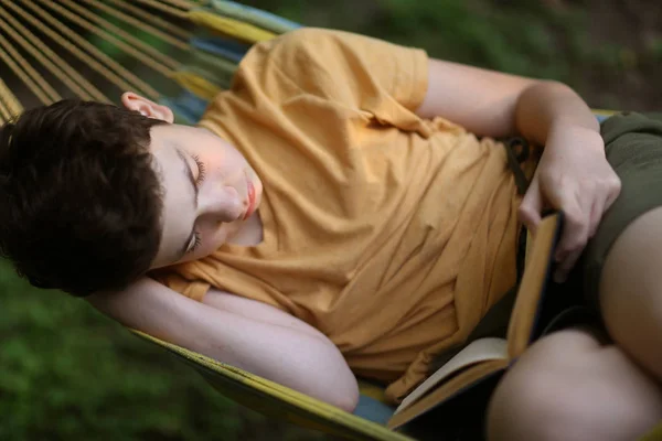 Мальчик Подросток Спит Время Чтения Гамаке Фоне Летнего Сада — стоковое фото