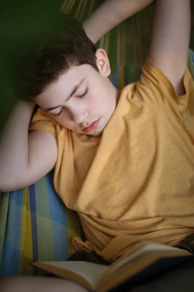 Adolescente Ragazzo Dormire Durante Lettura Amaca Sfondo Giardino Estivo — Foto Stock