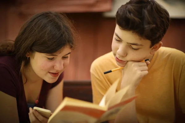 Adolescente Crianças Irmãos Irmã Ajudar Seu Irmão Com Tarefa Lição — Fotografia de Stock