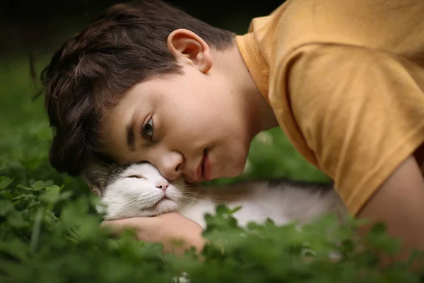 Мальчик Подросток Кошачьим Поцелуем Обнимается Зеленой Летней Траве Закрыть Фото — стоковое фото