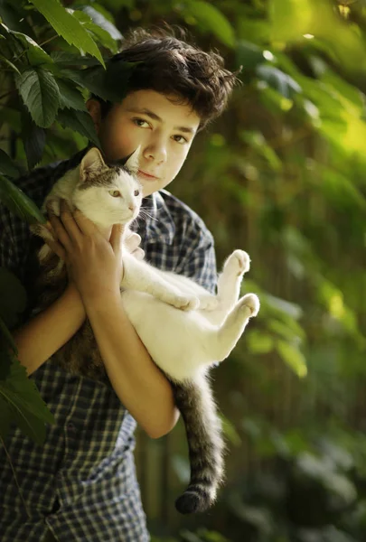 Tiener Jongen Met Kat Buiten Zomer Groene Tuin Achtergrond — Stockfoto