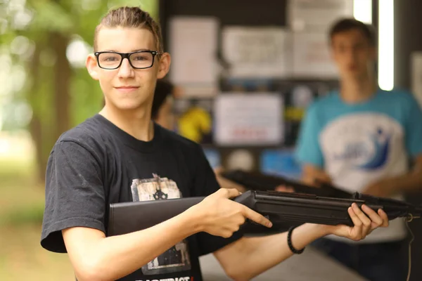 Adolescent Garçon Dans Tir Tir Tir Gamme Galerie Avec Firle — Photo