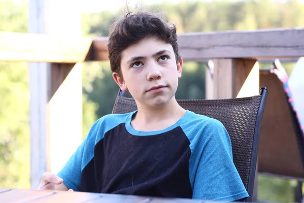 Teenager boy on lunch break sit in summer outdoor cafe — Stock Photo, Image