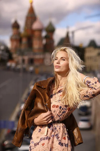 Blonde Mode-Modell russische Mädchen Nahaufnahme Foto auf rotem quadratischen Hintergrund — Stockfoto