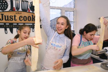 Moskova, Rusya, 21 Kasım 2017: Moskova okul döneminin sonunda ana sınıfı - mutlu olay, makarna mutfak üzerinde kimliği belirsiz genç çocuklar ayrılmış.