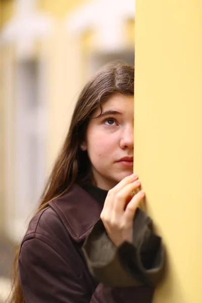 Teenager Unglücklich Trauriges Mädchen Auf Stadt Villa Haus Hintergrund Nahaufnahme — Stockfoto