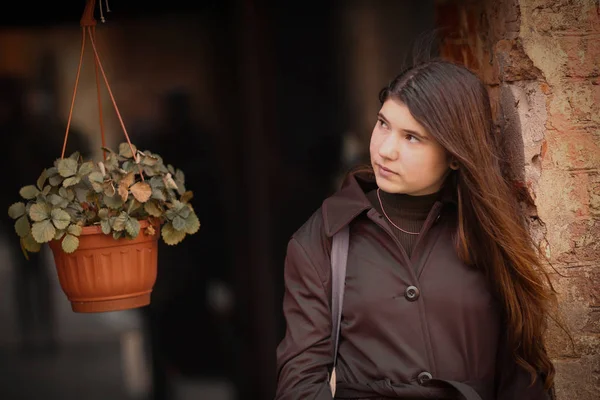 Teenager Mädchen Mit Langen Braunen Haaren Straße Foto Nahaufnahme Foto — Stockfoto