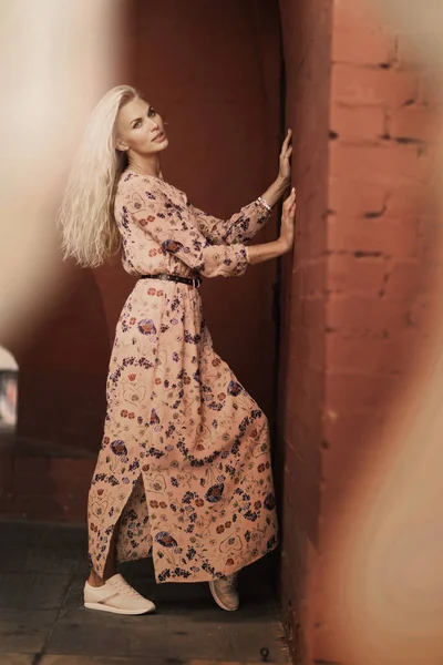 Kaunis Vaalea Turisti Nainen Aurinkolasit Kukka Tulostaa Mekko Red Square — kuvapankkivalokuva