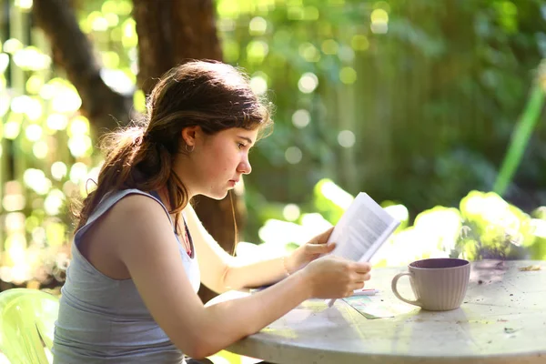 Adolescente Estudante Menina Leitura Livro Com Xícara Chá Verão Jardim — Fotografia de Stock
