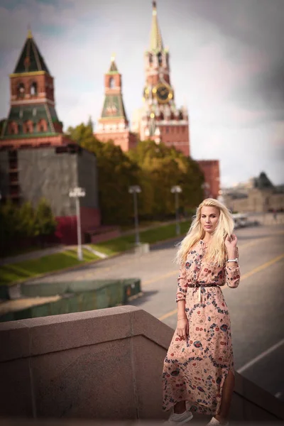 Blonde Mode Modell Russische Mädchen Nahaufnahme Foto Auf Rotem Quadratischen — Stockfoto