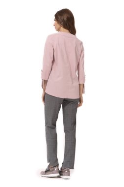 Genç beyaz iş kadın yürütme üzerinde beyaz izole yaz rahat pembe bluz ve kot yüksek topuklu stiletto Ayakkabı tam vücut uzunluğu poz