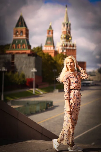 Blond Fashion Model Russian Girl Close Photo Red Square Background — Stock Photo, Image