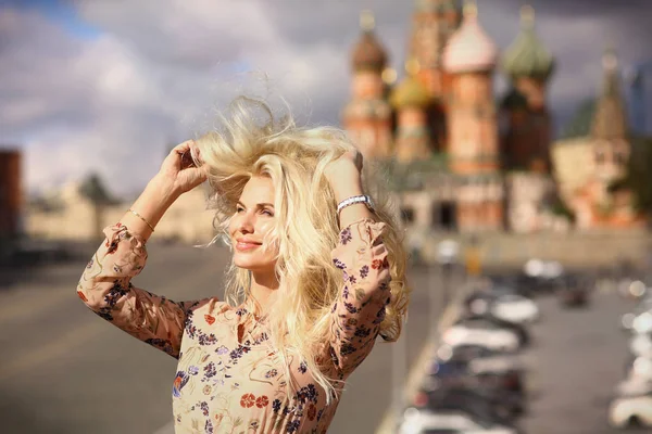 Blonde Mode Modell Russische Mädchen Nahaufnahme Foto Auf Rotem Quadratischen — Stockfoto