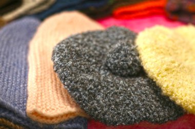 Yün şapka çeşitler Pazar vitrin üzerinde kapatmak yukarıya fotoğraf