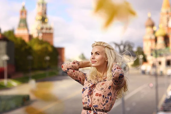 金色时尚模特俄罗斯女孩特写照片在莫斯科中心的红色广场背景上 — 图库照片
