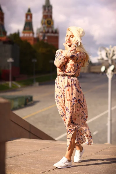 Blonde Mode Modell Russische Mädchen Nahaufnahme Foto Auf Rotem Quadratischen — Stockfoto
