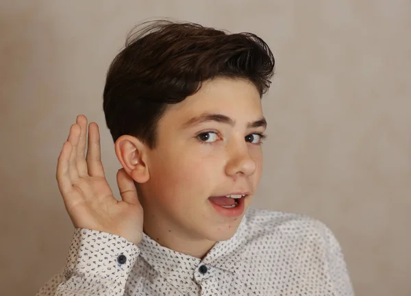 Adolescente menino orelha e mão como uma audição ouvir gesto — Fotografia de Stock