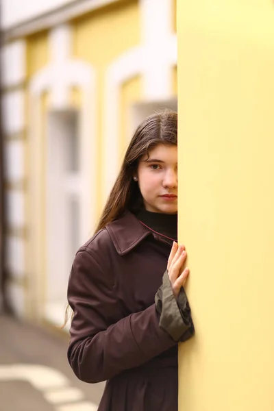 Teenager unglücklich trauriges Mädchen auf Stadt Villa Haus Hintergrund — Stockfoto