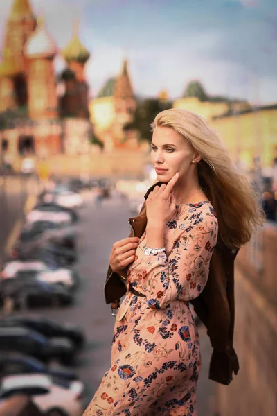 Blond Fashion Model Russian Girl Close Photo Red Square Background — Stock Photo, Image