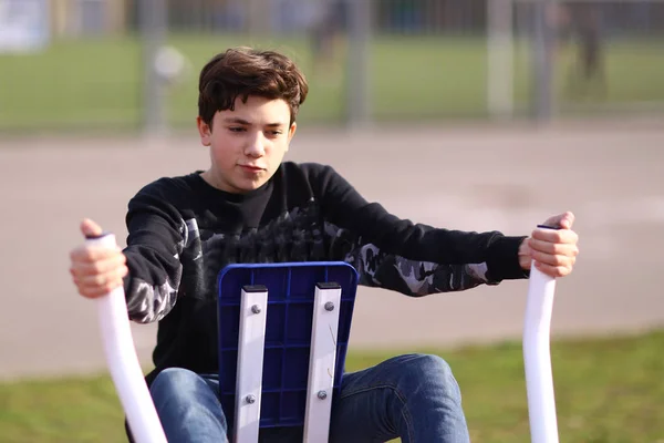 Adolescent Garçon Entraînement Bras Biceps Dans Salle Gym Plein Air — Photo