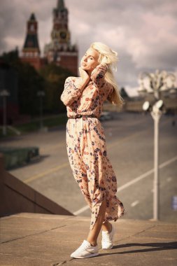 sarışın moda model Rus kız resmi Kızıl Meydan arka planda Moskova Merkezi için Kapat