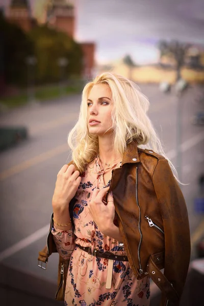 Blond Modèle Mode Russe Fille Gros Plan Photo Sur Fond — Photo