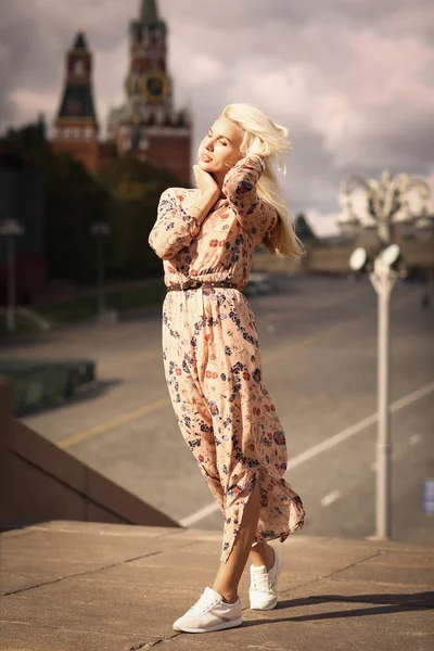 Blonde Mode Modell Russische Mädchen Nahaufnahme Foto Auf Rotem Quadratischen — Stockfoto