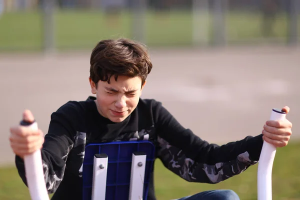 Хлопчик Підліток Тренує Руку Біцепси Відкритому Тренажерному Залі Міському Парку — стокове фото