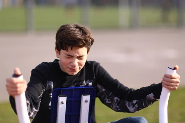 Adolescente Ragazzo Formazione Braccio Bicipiti Palestra All Aperto Nel Parco — Foto Stock