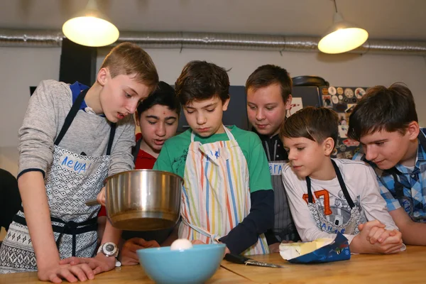 Moskva Ryssland November 2017 Oidentifierade Tonåringen Barn Matlagning Pasta Kulinariska — Stockfoto