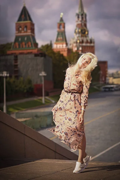 金色时尚模特俄罗斯女孩特写照片在莫斯科中心的红色广场背景上 — 图库照片